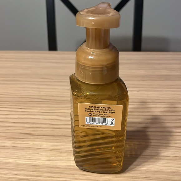 Bath & Body Works Gentle Foaming Hand Soap. Merry Cookie. - Picture 3 of 3